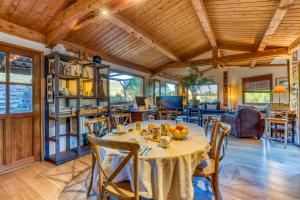 a dining room with a table and chairs at Le Sabel - Cabanon in Mourèze