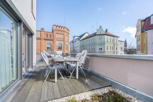 a balcony with a table and chairs on a balcony at Apartment-Ernst in Finsterwalde