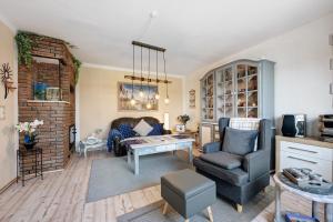 a living room with a couch and a table at Ferienwohnung Heimathafen in Lensahn