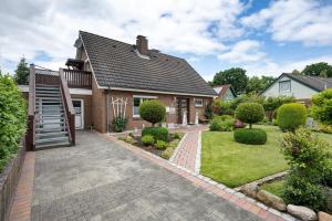 a house with a brick driveway in the yard at Ferienwohnung Heimathafen in Lensahn