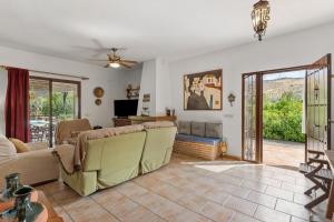 a living room with a couch and a table at Casa Villa Pinale Álora in Alora