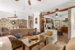 a living room with a couch and a table at Casa Villa Pinale Álora in Alora