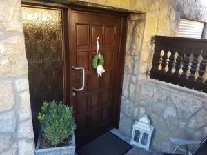 a large wooden door with a wreath on it at Ferienwohnung Reblaus in Markt Einersheim
