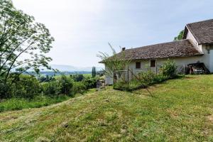 a house on the side of a grassy hill at Les Bellevues in Moye