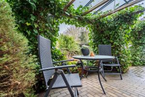 a patio with a table and chairs in a greenhouse at Ferienwohnung Mit Maritimen Flair in Lohme