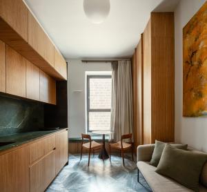 a living room with a couch and a table at Stilla, San Mikiel in Senglea