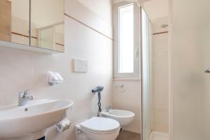 ein weißes Badezimmer mit Waschbecken und Toilette in der Unterkunft Muma House in Otranto + 56 Fotos
