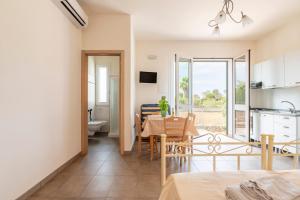 eine Küche und ein Esszimmer mit Tisch und Stühlen in der Unterkunft Muma House in Otranto