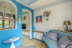 a living room with a couch and a table at Sous L'olivier in Menton