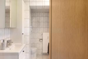 a white bathroom with a sink and a toilet at Ferienwohnung Kleinbreitenbach in Plaue +19 photos