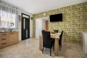 a kitchen and dining room with a table and chairs at Chez Martine Tenerife in Granadilla de Abona