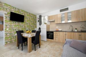 a kitchen and dining room with a table and chairs at Chez Martine Tenerife in Granadilla de Abona