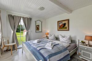 a bedroom with a bed and a window at Mein Haus in Pellworm