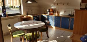 a kitchen with a table and chairs in a kitchen at Ferienwohnung Karin in Eltmann