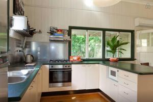 een keuken met een wastafel en een fornuis top oven bij Green Gables in Brisbane