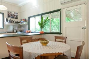 een keuken met een tafel en een kom erop bij Green Gables in Brisbane