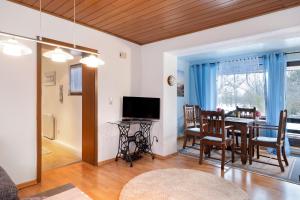 a living room with a dining room table and a television at Mole Valley Ranch Fewo2 in Elmlohe