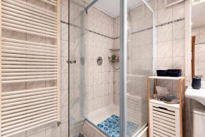 a shower with a glass door in a bathroom at Mole Valley Ranch Fewo2 in Elmlohe +12 photos