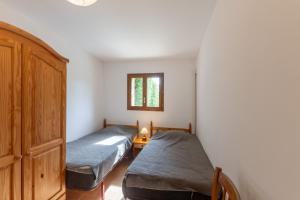 a bedroom with two beds and a window at Les Sources Gîte calabert in Chambonas