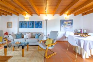 a living room with a couch and a table at Casa de praia na costa da Galé in Melides