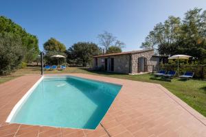 an image of a swimming pool in front of a house at Sasso Bianco in Pitigliano