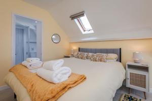a bedroom with a large bed with towels on it at Le Verger Chambres d'hotes in Ségur-le-Château