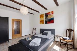 a bedroom with a bed and a table at Apartment City Leben in Nordhausen