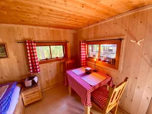ein Esszimmer mit einem Tisch in einer Hütte in der Unterkunft Beaver Cabin in Mora