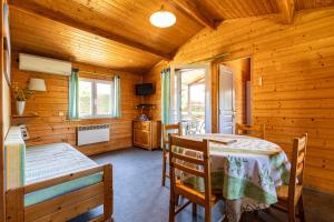 a bedroom with a table and chairs in a cabin at Chalet Yoya in Lanton