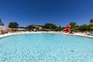 a large swimming pool at a water park at Chalet Yoya in Lanton