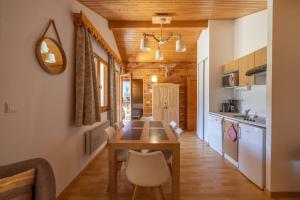 a dining room and kitchen with a table and chairs at Appt le grand Tetras D20 in Samoëns