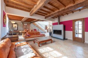 a living room with a couch and a fireplace at Maison avec piscine in Marciac
