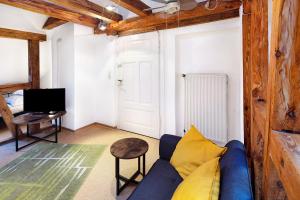 a living room with a blue couch and a table at Vogelsberger Bett 5 die 2 in Alsfeld