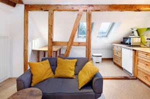 a living room with a blue couch and yellow pillows at Vogelsberger Bett 5 die 2 in Alsfeld