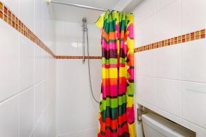 a colorful shower curtain in a bathroom at Vogelsberger Bett 5 die 2 in Alsfeld
