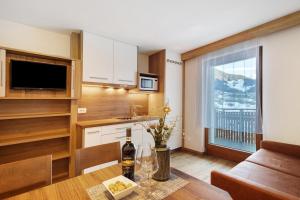 a kitchen and dining room with a table and a window at Pension Waldheim Apartments in San Giacomo