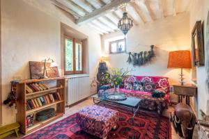 a living room with a couch and a table at Paradis Oasis Santa Maria in Chiusdino