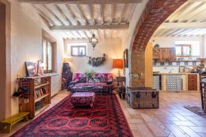a living room with a couch and a red rug at Paradis Oasis Santa Maria in Chiusdino