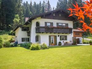 a large house with a large yard at Ferienwohnung Kagerhuber in Schönau am Königssee