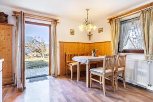 a dining room with a table and chairs and a window at Ferienwohnung Kagerhuber in Schönau am Königssee