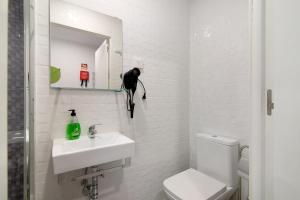 a bathroom with a black cat on a shelf above a sink at Apartamento nº3 - Familiar in Moncarapacho