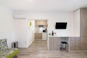 a living room with a couch and a kitchen at Apartamento nº3 - Familiar in Moncarapacho