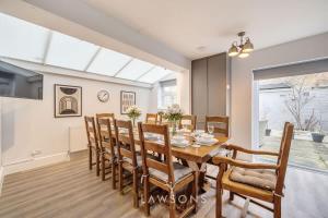 a dining room with a table and chairs at Fit for a King-size Nap I Parking in Windsor