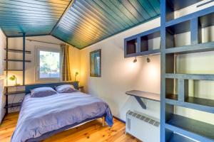 a bedroom with a bunk bed and a ladder at Le Sabel - Cabanon in Mourèze