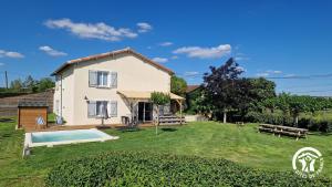 a house with a swimming pool in the yard at La maison de prat coutel in Labastide-de-Lévis