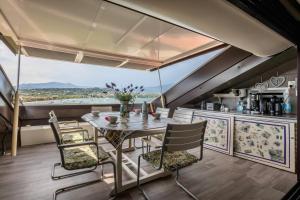 a kitchen and dining room with a table and chairs at Residence Gigi Complex Manerba in Manerba del Garda