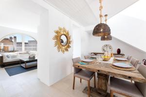 a dining room with a wooden table and chairs at Casa Rewa in Port d'Alcudia