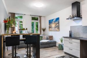 a kitchen and living room with a table and chairs at Marktplatz Ferienwohnung in Alsfeld
