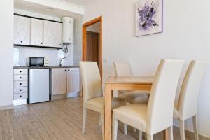 a kitchen and dining room with a table and chairs at R2 Cala Millor in Cala Millor