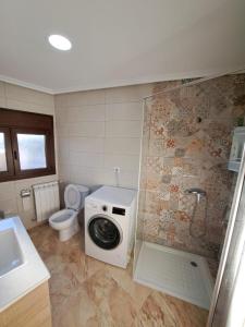 a bathroom with a washing machine and a toilet at Casa Pedro in Vélez-Rubio +7 photos